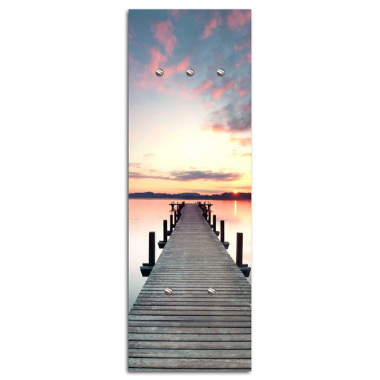 Hanger, Sunset over the lake